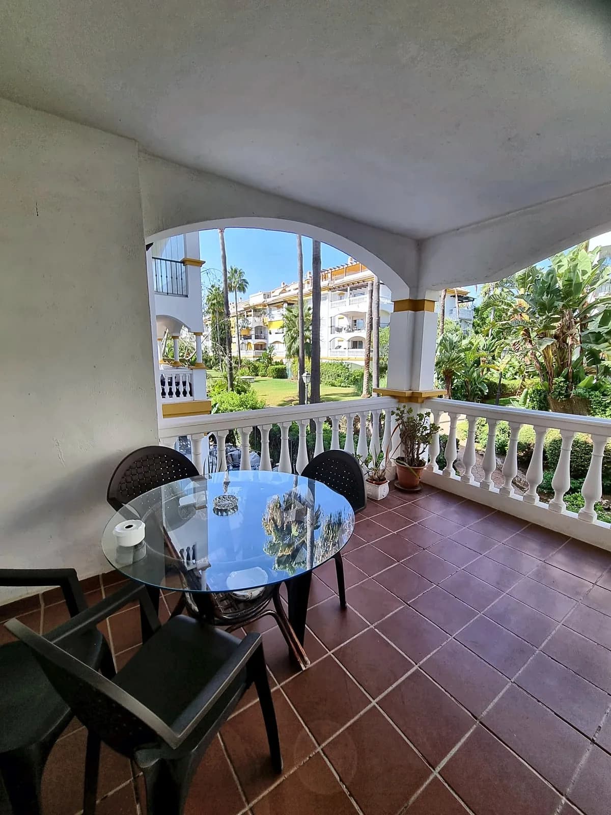 2 Bedroom Middle Floor Apartment for Sale in Nueva Andalucía, Málaga