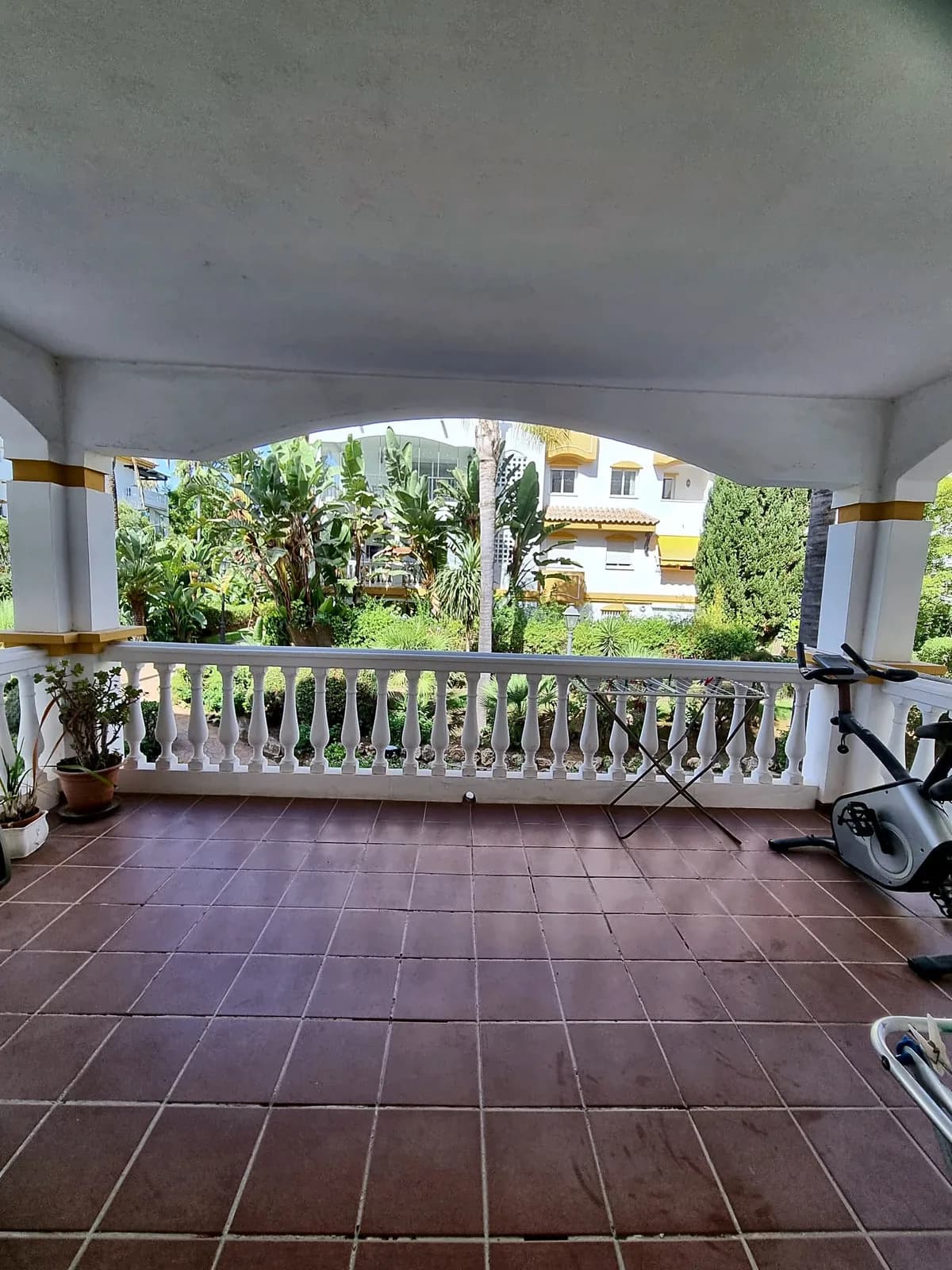 2 Bedroom Middle Floor Apartment for Sale in Nueva Andalucía, Málaga - Image 2