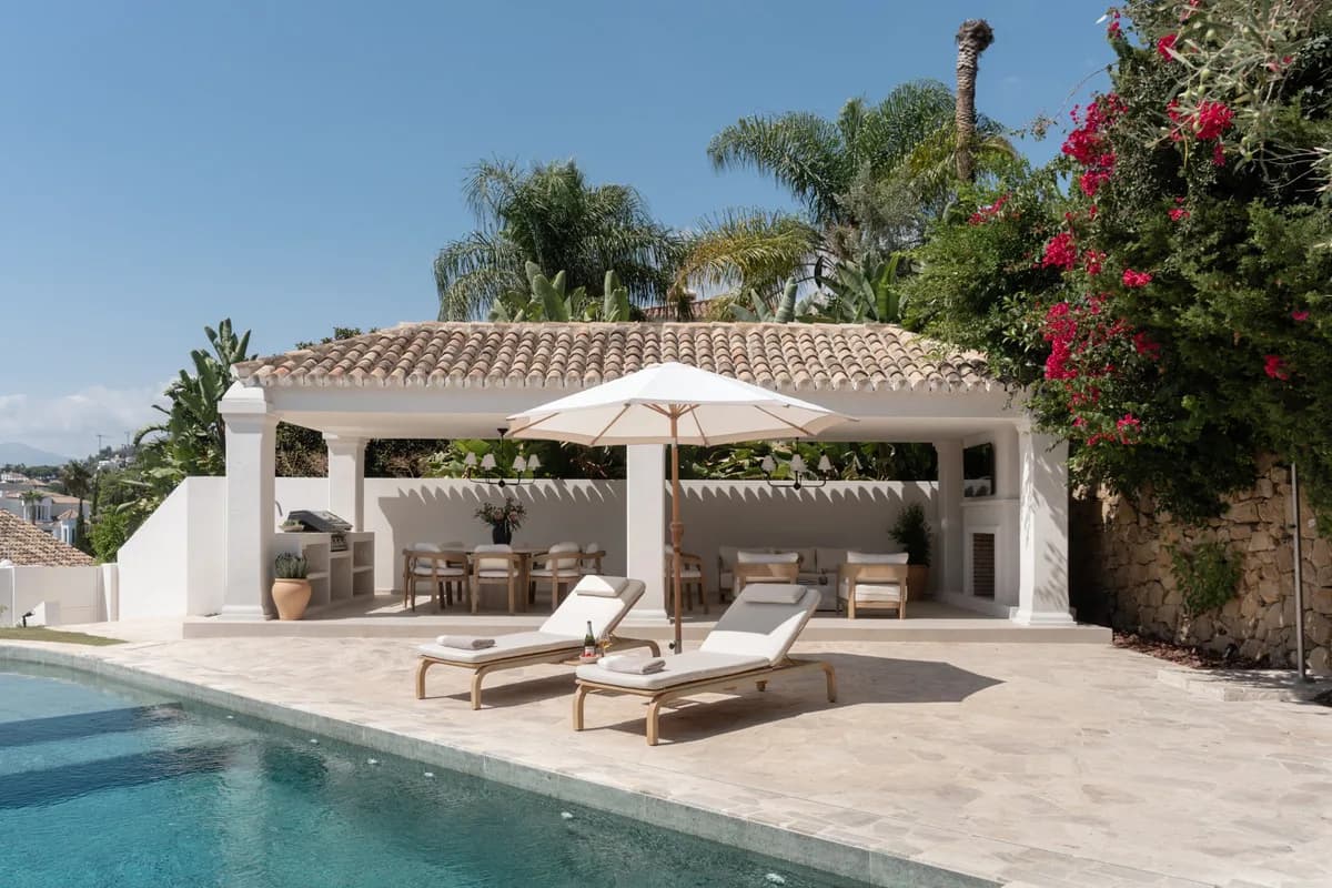 4 Bedroom Detached Villa for Sale in Nueva Andalucía, Málaga - Image 2