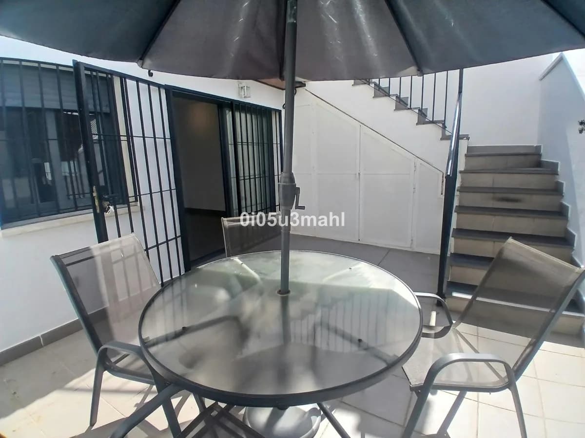 3 Bedroom Middle Floor Apartment for Sale in Centro Histórico, Málaga - Image 2