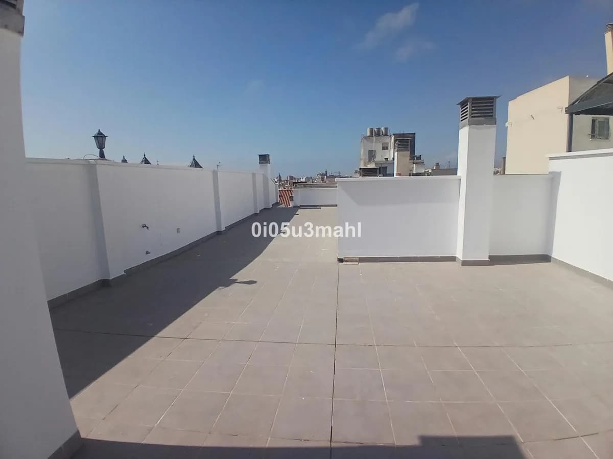 3 Bedroom Middle Floor Apartment for Sale in Centro Histórico, Málaga - Image 4