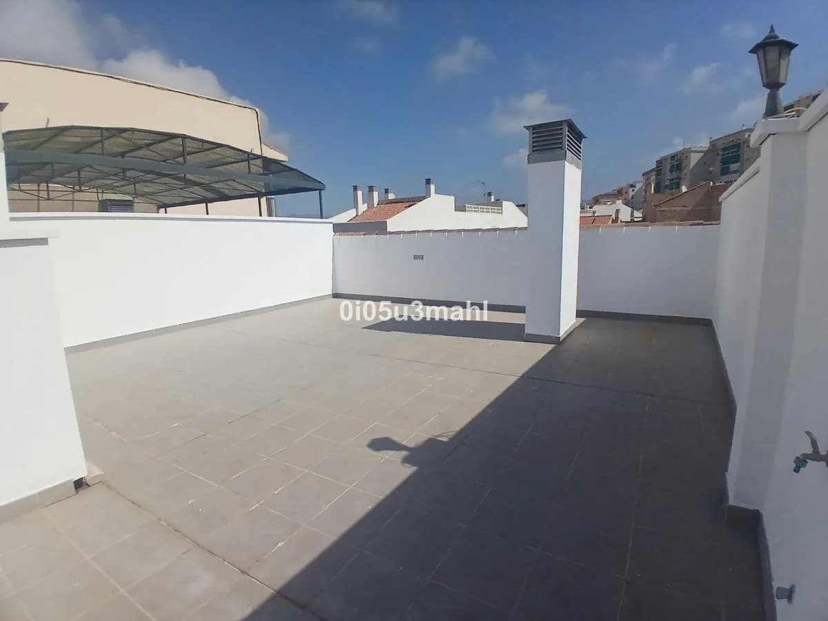 3 Bedroom Middle Floor Apartment for Sale in Centro Histórico, Málaga - Image 6