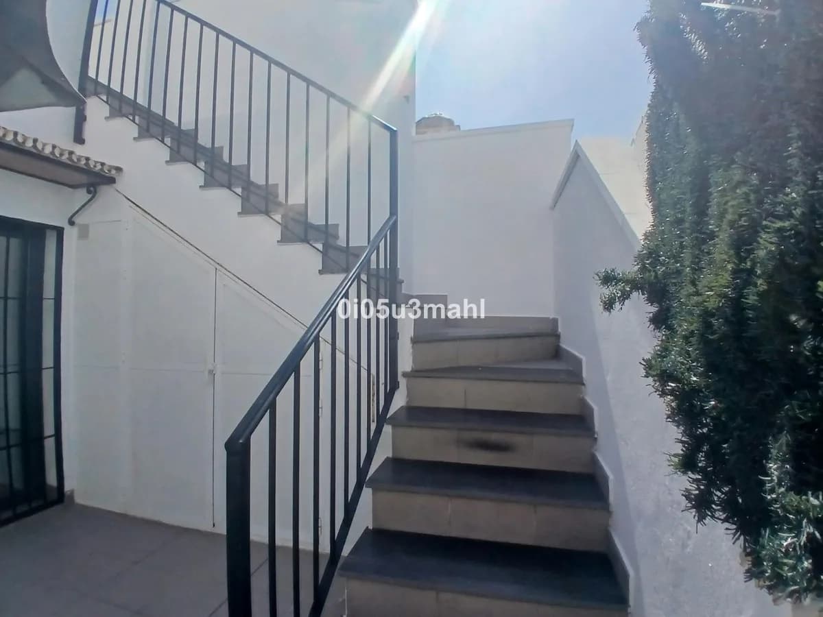 3 Bedroom Middle Floor Apartment for Sale in Centro Histórico, Málaga - Image 8