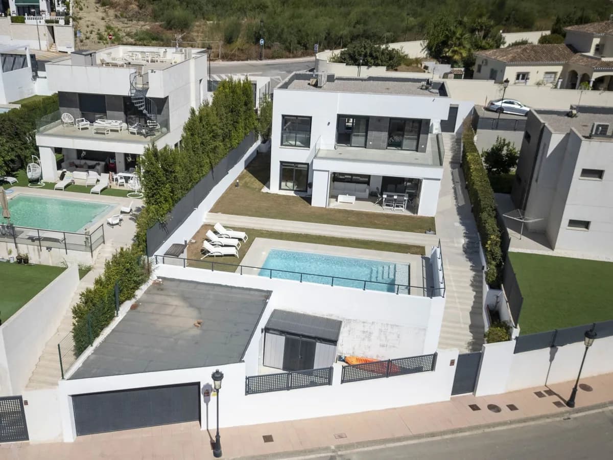 3 Bedroom Detached Villa for Sale in La Duquesa, Málaga - Image 2