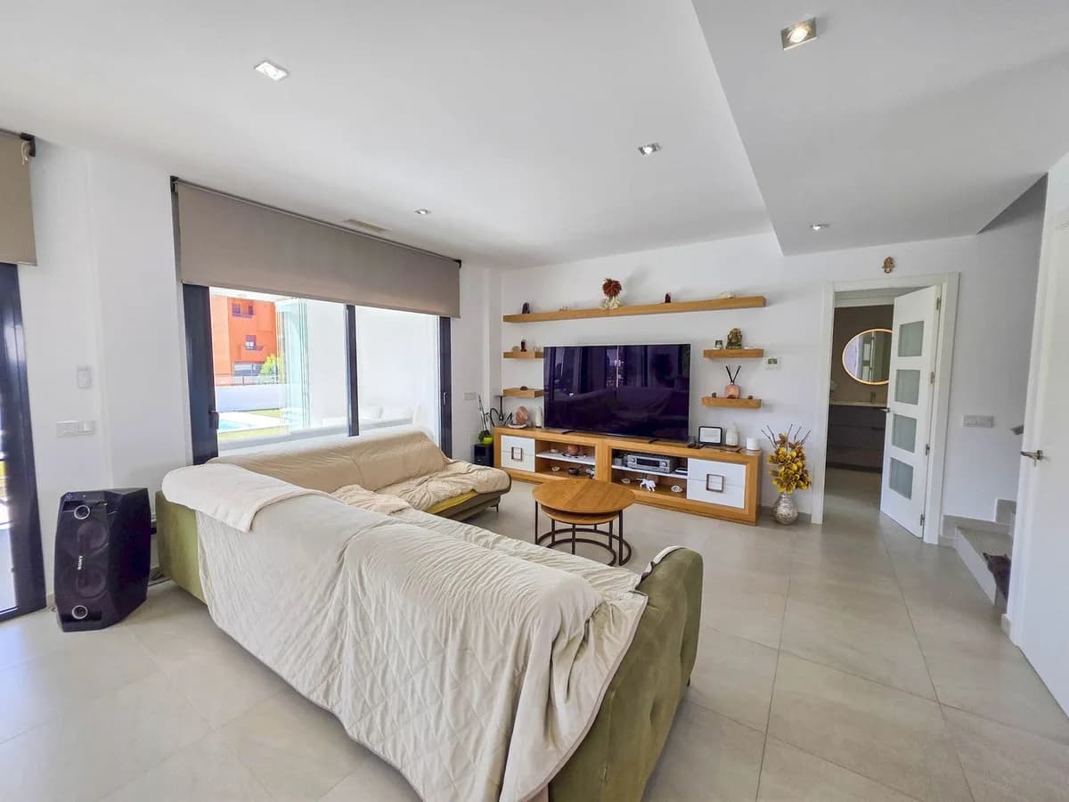 3 Bedroom Detached Villa for Sale in La Duquesa, Málaga - Image 5