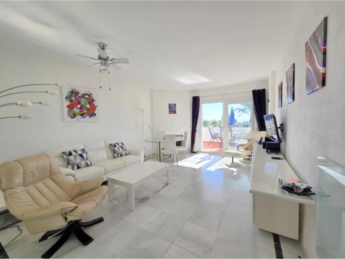 3 Bedroom Middle Floor Apartment for Sale in La Duquesa, Málaga - Image 2