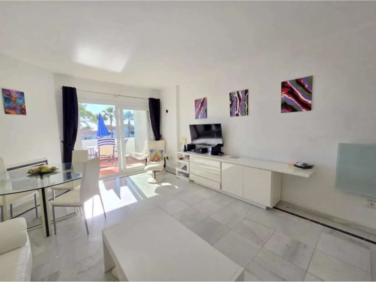 3 Bedroom Middle Floor Apartment for Sale in La Duquesa, Málaga - Image 4