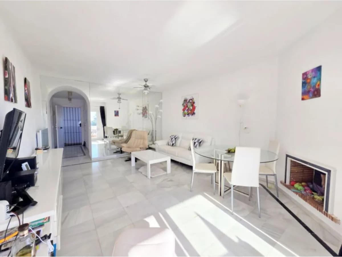 3 Bedroom Middle Floor Apartment for Sale in La Duquesa, Málaga - Image 5