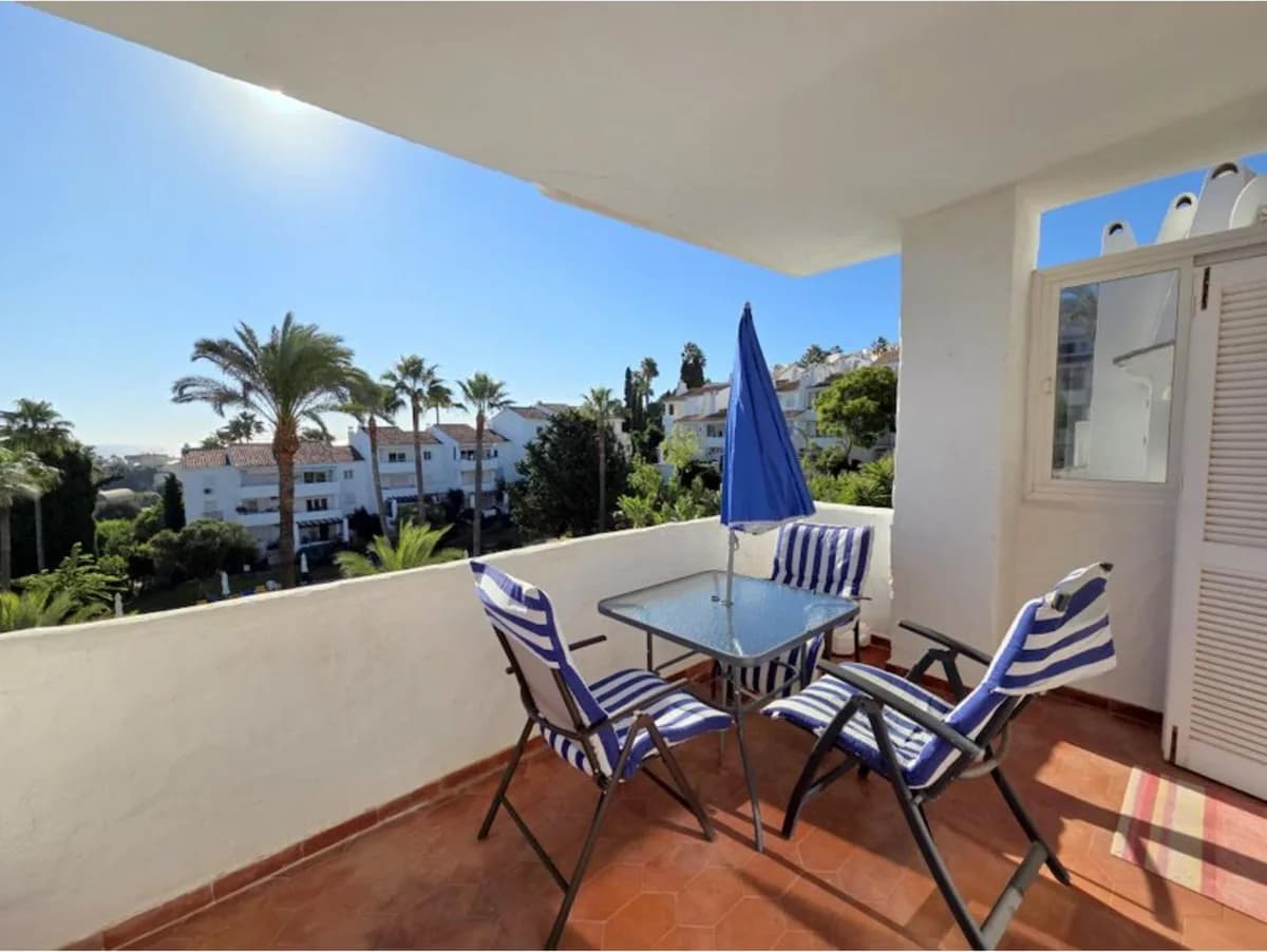 3 Bedroom Middle Floor Apartment for Sale in La Duquesa, Málaga - Image 7