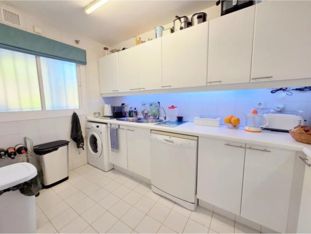 3 Bedroom Middle Floor Apartment for Sale in La Duquesa, Málaga - Image 8